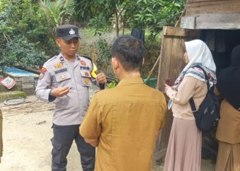 Terharu, Bhabinkamtibmas dan Dinsos Pelalawan Temui Lansia Terlantar 30 Tahun Tak Jumpa Keluarga