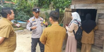 Terharu, Bhabinkamtibmas dan Dinsos Pelalawan Temui Lansia Terlantar 30 Tahun Tak Jumpa Keluarga