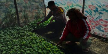 Bhabinkamtibmas Pangkalan Kerinci Ajak Warga Manfaatkan Pekarangan untuk Ketahanan Pangan