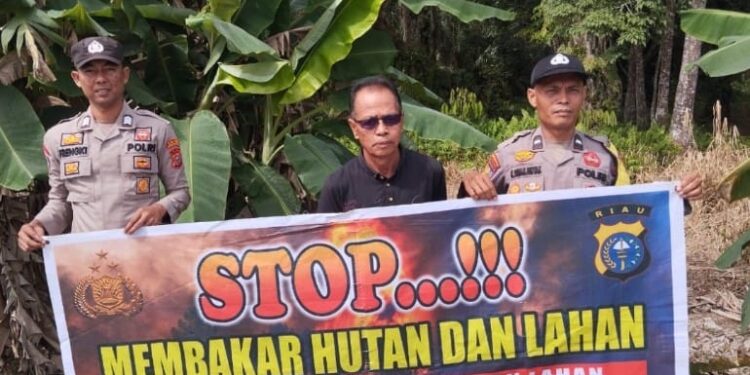 Cegah Karhutla, Polsek Teluk Meranti Sosialisasikan Maklumat Kapolda Riau ke Warga