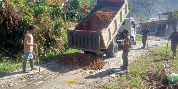 15 Tahun Tanpa Sentuhan, Masyarakat Gunung Bahgie Perbaikan Jalan Secara Swadaya