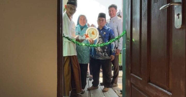Ketua TP PKK Bersama Baznas Kota Palembang Resmikan Rumah Layak Huni Untuk Nawawi