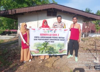 Polsek Pangkalan Lesung Tanam Bibit Pohon di SDN 007 Mayang Sari, Dukung Program Penghijauan Kapolda Riau