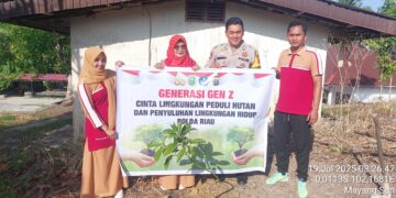 Polsek Pangkalan Lesung Tanam Bibit Pohon di SDN 007 Mayang Sari, Dukung Program Penghijauan Kapolda Riau