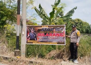 Cegah Karhutla, Polisi di Pangkalan Kuras Pasang Spanduk “Stop Kejahatan Lingkungan”