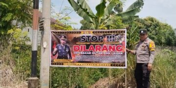 Cegah Karhutla, Polisi di Pangkalan Kuras Pasang Spanduk “Stop Kejahatan Lingkungan”