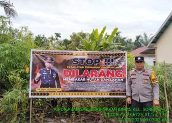 Pasang Spanduk Larangan Bakar Hutan, Polsek Pangkalan Kuras Cegah Karhutla