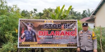 Pasang Spanduk Larangan Bakar Hutan, Polsek Pangkalan Kuras Cegah Karhutla