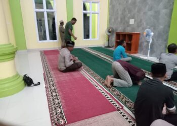 Polsek Kerumutan Gelar Sholat Maghrib Berjamaah dan Sosialisasi Kamtibmas di Masjid Al-Ikhlas