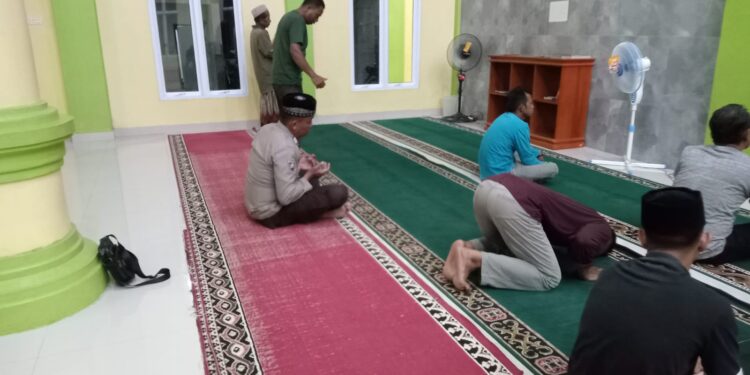 Polsek Kerumutan Gelar Sholat Maghrib Berjamaah dan Sosialisasi Kamtibmas di Masjid Al-Ikhlas