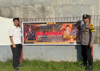 Polsek Pangkalan Kuras Pasang Spanduk Larangan Bakar Hutan di Desa