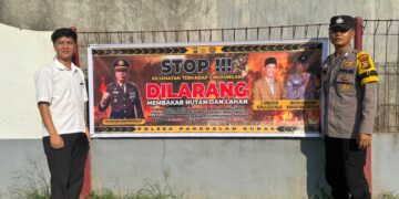 Polsek Pangkalan Kuras Pasang Spanduk Larangan Bakar Hutan di Desa