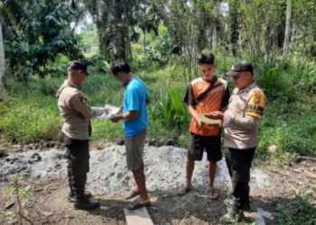 Cegah Karhutla, Bhabinkamtibmas Polsek Ukui Edukasi Warga di Perkebunan Sawit