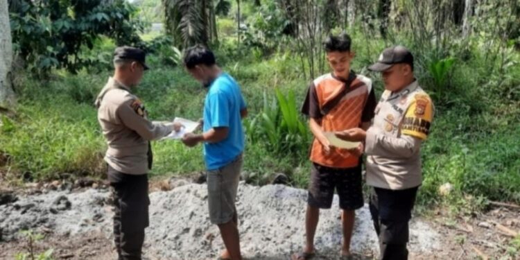 Cegah Karhutla, Bhabinkamtibmas Polsek Ukui Edukasi Warga di Perkebunan Sawit