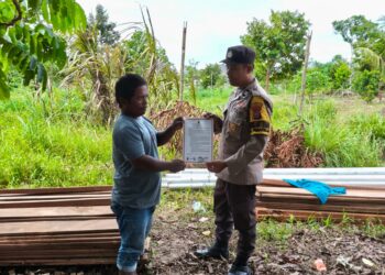 Bhabinkamtibmas Desa Penarikan Sambangi Warga, Sosialisasikan Larangan Karhutla dan Jaga Kamtibmas