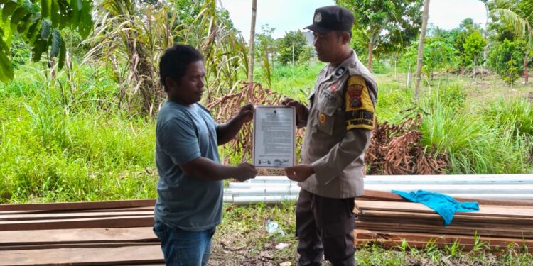 Bhabinkamtibmas Desa Penarikan Sambangi Warga, Sosialisasikan Larangan Karhutla dan Jaga Kamtibmas