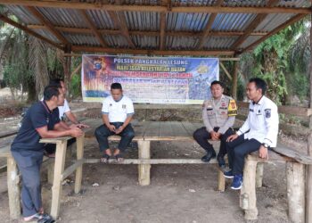 Polsek Pangkalan Lesung Pasang Spanduk Larangan Membakar Hutan di Sari Mulya