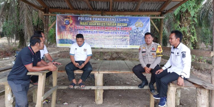 Polsek Pangkalan Lesung Pasang Spanduk Larangan Membakar Hutan di Sari Mulya
