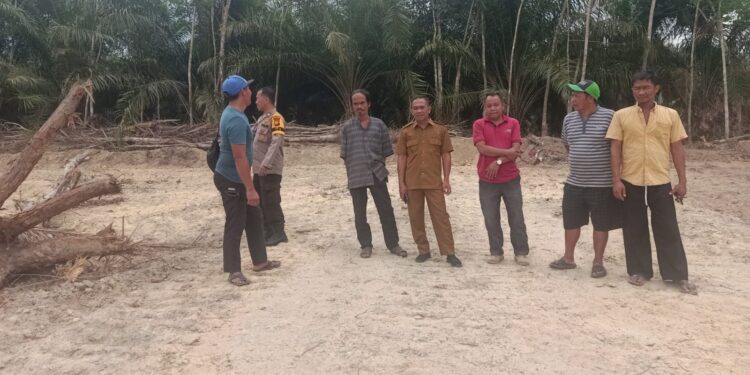 Polsek Pangkalan Kuras Tinjau Lahan Program Ketahanan Pangan di Desa Dundangan