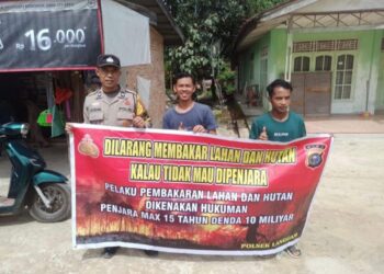 Polsek Langgam Sosialisasikan Bahaya Karhutla kepada Warga Desa Segati