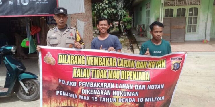 Polsek Langgam Sosialisasikan Bahaya Karhutla kepada Warga Desa Segati