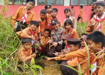 Polsek Ukui Ajak Siswa SDN 004 Tanam Pohon: “Cinta Lingkungan Sejak Dini”