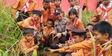 Polsek Ukui Ajak Siswa SDN 004 Tanam Pohon: “Cinta Lingkungan Sejak Dini”
