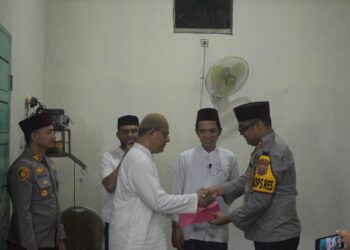 Suasana Khidmat Subuh Berjamaah di Tambang I Kapolres Kampar dan UAS Bertemu Jamaah