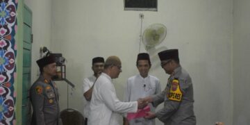 Suasana Khidmat Subuh Berjamaah di Tambang I Kapolres Kampar dan UAS Bertemu Jamaah