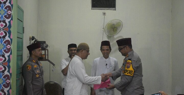 Suasana Khidmat Subuh Berjamaah di Tambang I Kapolres Kampar dan UAS Bertemu Jamaah