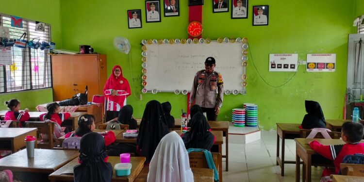 Polsek Pangkalan Kerinci Kawal Program Makan Bergizi Gratis untuk 685 Siswa SDN 008