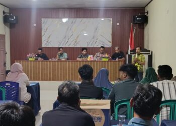 Hadiri Rapat HUT RI ke-80, Bhabinkamtibmas Aipda Masnur Ingatkan Warga Waspadai Karhutla dan Hoaks