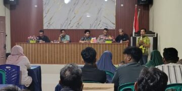 Hadiri Rapat HUT RI ke-80, Bhabinkamtibmas Aipda Masnur Ingatkan Warga Waspadai Karhutla dan Hoaks