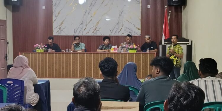 Hadiri Rapat HUT RI ke-80, Bhabinkamtibmas Aipda Masnur Ingatkan Warga Waspadai Karhutla dan Hoaks