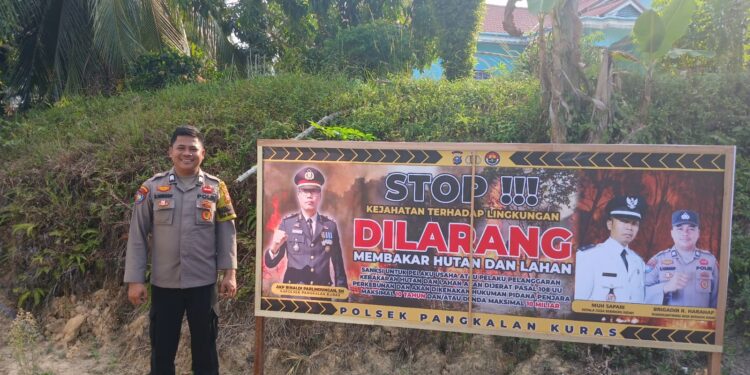 Polisi Pasang Spanduk Larangan Membakar Hutan di Pelalawan