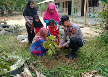 Polsek Kerumutan Ajak Anak TK Tanam Pohon, Tanamkan Cinta Lingkungan Sejak Dini