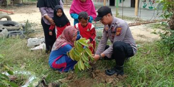 Polsek Kerumutan Ajak Anak TK Tanam Pohon, Tanamkan Cinta Lingkungan Sejak Dini