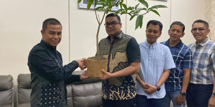 Silaturahmi dan Green Policing:  Kapolres Kampar Rayakan Ulang Tahun Bupati Kampar