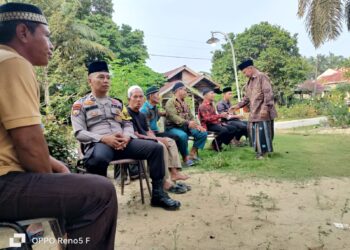 Sambang Duka Harmoni, Polisi di Pelalawan Melayat dan Bantu Pemakaman Warga