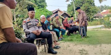 Sambang Duka Harmoni, Polisi di Pelalawan Melayat dan Bantu Pemakaman Warga