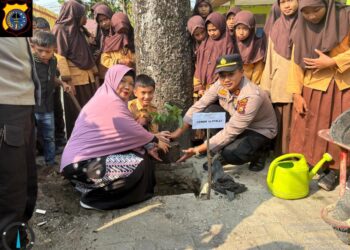 Polsek Pangkalan Kerinci Tanam Bibit Pohon dan Bagikan Masker di SDN 006 Pelalawan
