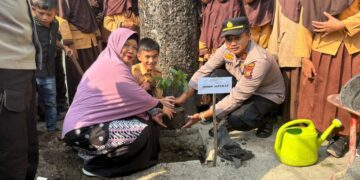 Polsek Pangkalan Kerinci Tanam Bibit Pohon dan Bagikan Masker di SDN 006 Pelalawan