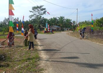 Ibu-Ibu PKK Desa Lae Saga Lakukan Pembersihan Menyambut MTQ Ke-IX