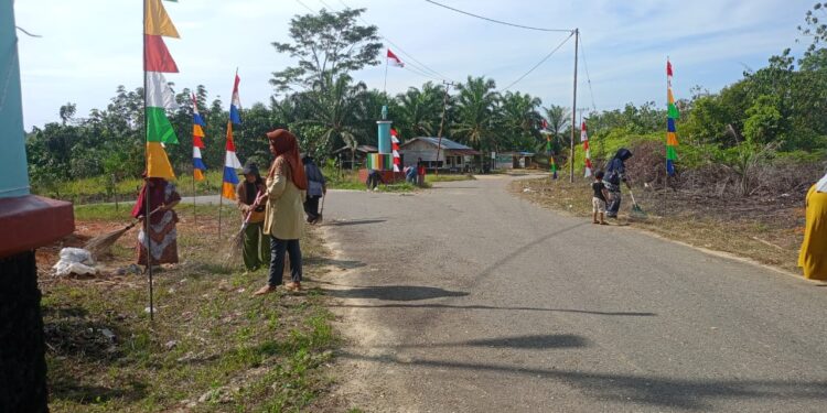 Ibu-Ibu PKK Desa Lae Saga Lakukan Pembersihan Menyambut MTQ Ke-IX