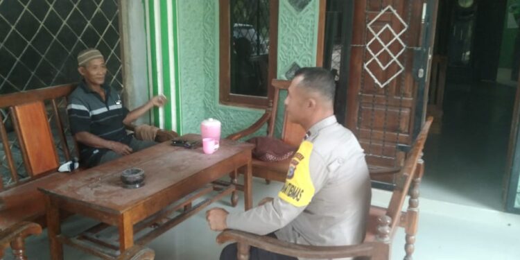 Bhabinkamtibmas Segati Sambangi Warga, Ajak Jaga Kamtibmas dan Waspadai Hoaks