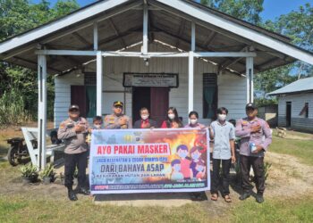 Hijaukan Lingkungan, Polsek Teluk Meranti Tanam Pohon dan Bagikan Masker di Gereja GGP