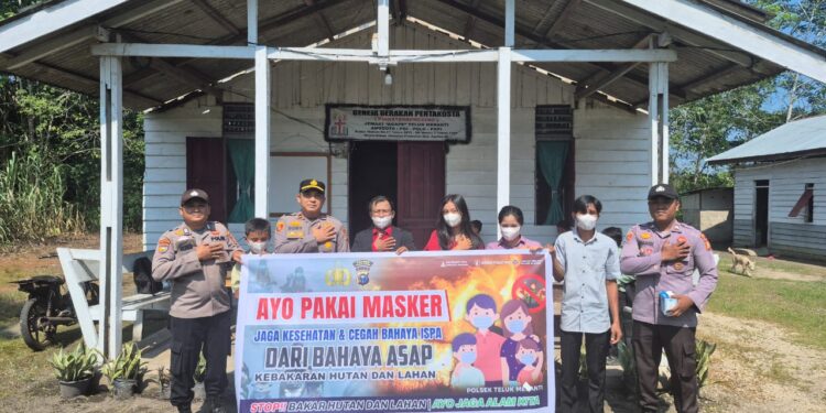Hijaukan Lingkungan, Polsek Teluk Meranti Tanam Pohon dan Bagikan Masker di Gereja GGP