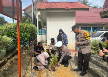 Polsek Pangkalan Kuras Tanam Bibit Pohon dan Bagikan Masker di SDN 017 Sorek Satu