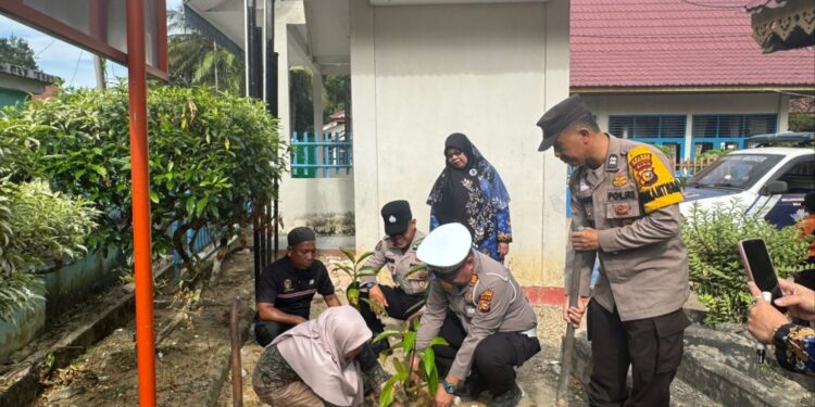 Polsek Pangkalan Kuras Tanam Bibit Pohon dan Bagikan Masker di SDN 017 Sorek Satu
