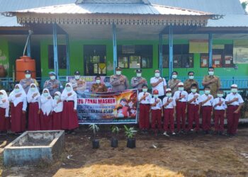 Polsek Kuala Kampar Tanam Bibit Mangga dan Bagikan Masker di SDN 016 Teluk Dalam